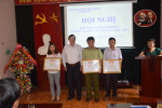 Đ/c Hoàng Ngọc Vinh - Chủ tịch CĐN trao Bằng khen của LĐLĐ tỉnh cho các tập thể có thành tích xuất sắc năm 2014