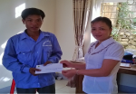 Đ/C: Nguyễn Thị Phương – Chủ tịch LĐLĐ huyện tặng quà cho công nhân có hoàn cảnh khó khăn