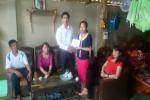 LĐLĐ huyện Tủa Chùa trao quà cho đoàn viên