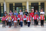 Liên đoàn lao động huyện Mường Chà trao tặng 100 phao cứu sinh cho học sinh có hoàn cảnh khó khăn