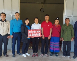 07 Liên đoàn Lao động huyện Điện Biên Đông trao Mái ấm Công đoàn