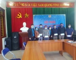 58 Liên đoàn Lao động huyện Điện Biên Đông  trao quà Tết  cho 55 đoàn viên Công đoàn 02
