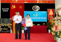 Liên đoàn lao động tỉnh tổ chức Lễ trao huy hiệu 30 năm tuổi đảng