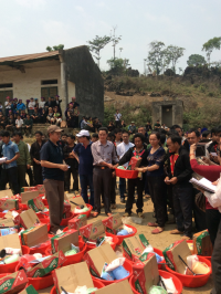 Hội từ thiện Tia Chớp trao quà cho đồng bào và các cháu học sinh xã Trung Thu - huyện Tủa Chùa – tỉnh Điện Biên