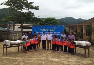 CĐCS Ngân hàng Nhà nước tỉnh Điện Biên tặng quà học sinh xã khó khăn