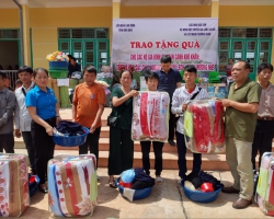 Tặng quà cho hộ nghèo và các trường học trên địa bàn xã Huổi Lếch  huyện Mường Nhé