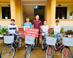 Dien Bien Dong Trao tặng xe đạp cho các em học sinh có hoàn cảnh khó khăn 01