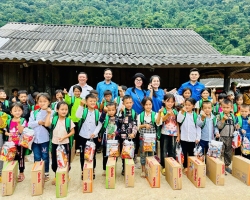 Trao quà hỗ trợ cho hộ nghèo, các cháu học sinh...