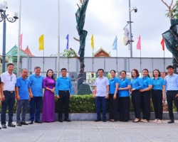 Đoàn cán bộ Công đoàn tỉnh Điện Biên dâng hương...