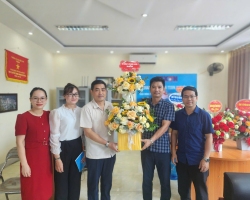 Lãnh đạo LĐLĐ tỉnh Điện Biên thăm, chúc mừng các...