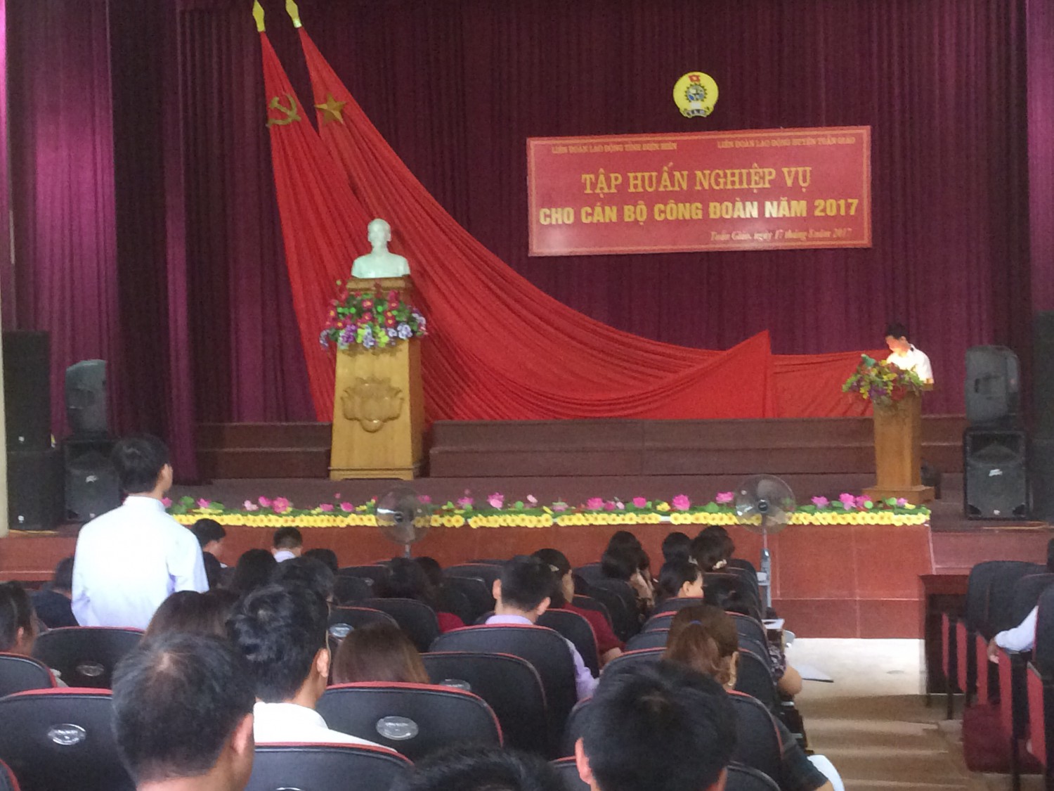 (Đ c Nguyễn Đình Tuyên Chủ tịch LĐLĐ huyện ghi nhận và giải đáp thắc mắc của học viên)
