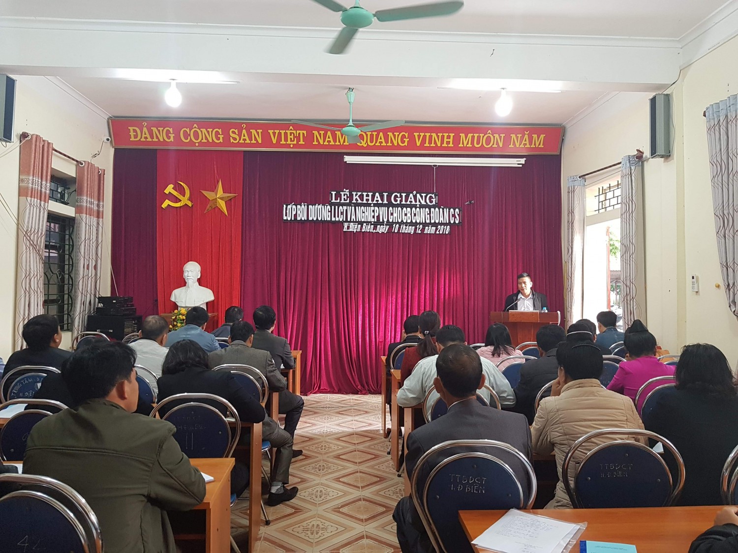 Đồng chí Nguyễn thế Long Chủ tịch LĐLĐ huyện phát biểu tại Lễ khai giảng lớp tập huấn 2018