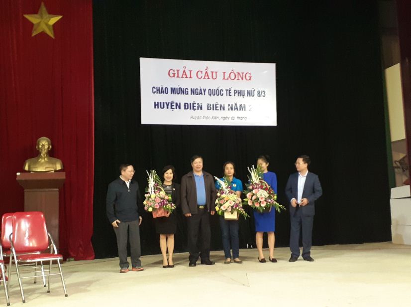 35 Các Đ c Lãnh đạo huyện tặng hoa cho 03 đơn vị phối hợp tổ chức giải cầu lông phụ nữ huyện Điện Biên năm 2019 02