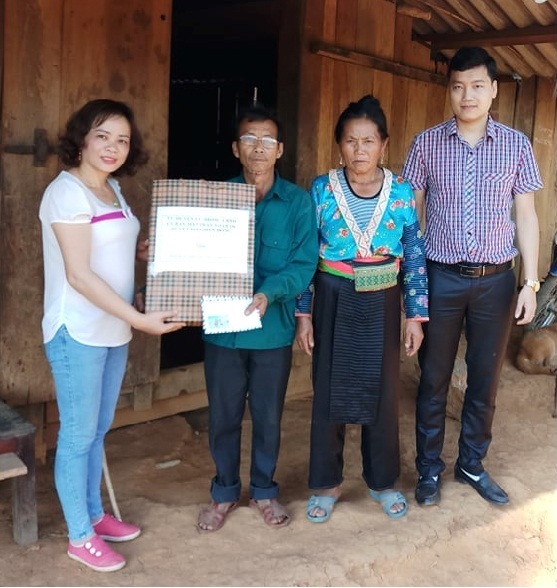 15 Liên đoàn Lao động huyện Điện Biên Đông thăm hỏi hỗ trợ gia đình đoàn viên có hoàn cảnh đặc biệt khó khăn 02