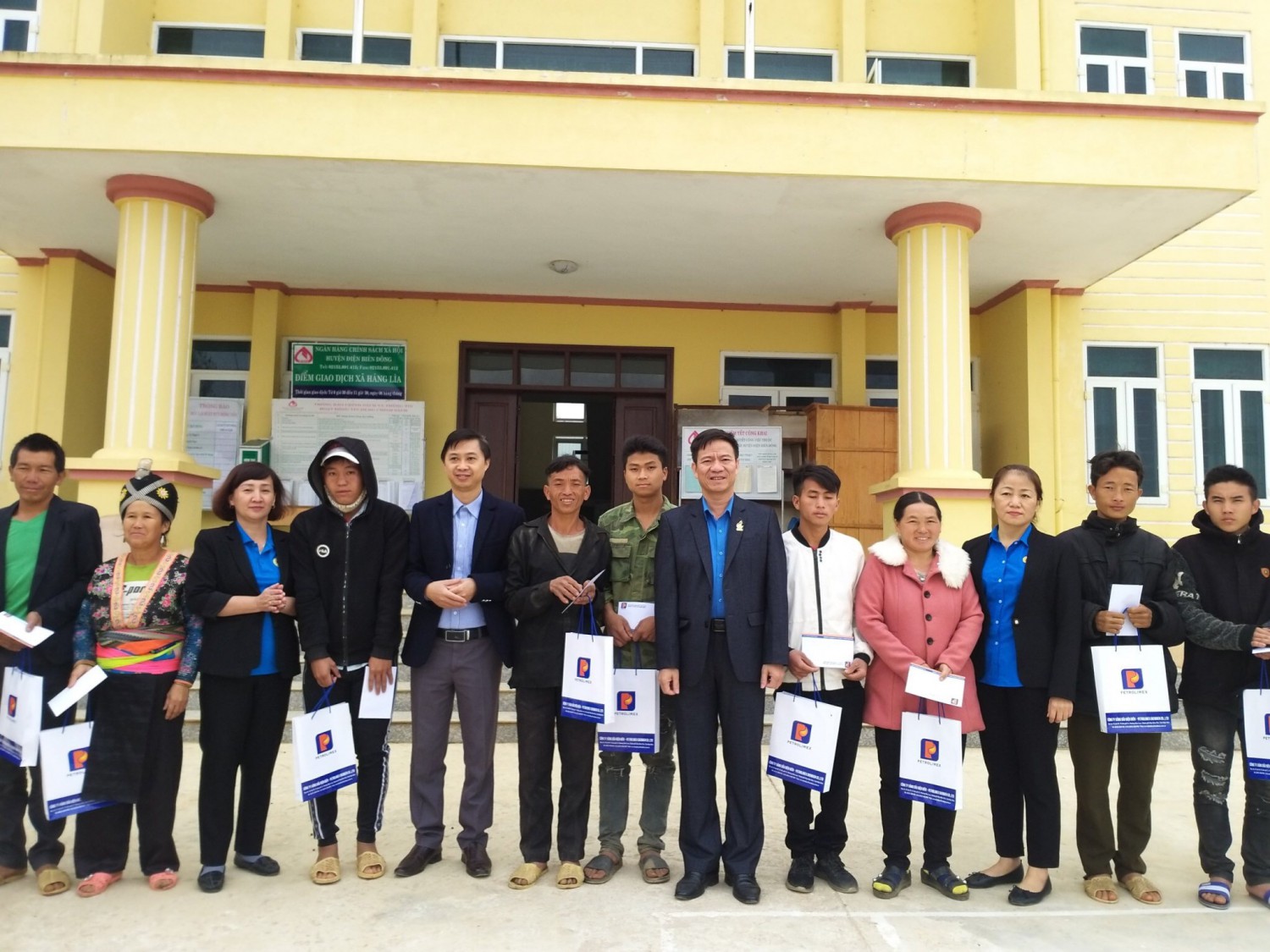Liên đoàn Lao động tỉnh tặngTrao quà Tết cho hộ nghèo xã Háng Lìa huyện Điện Biên Đông 01