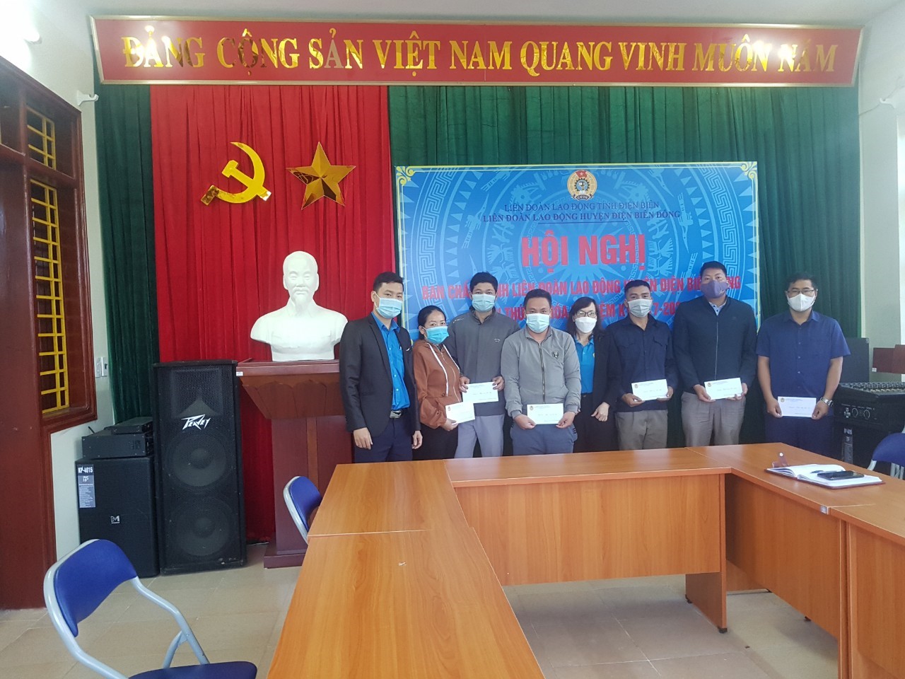 58 Liên đoàn Lao động huyện Điện Biên Đông trao quà Tết cho 55 đoàn viên Công đoàn 02