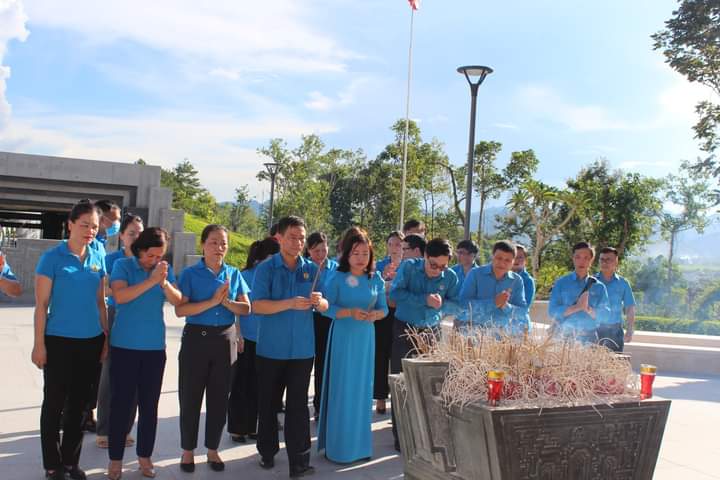 20 Đoàn công tác của Tổng LĐLĐ VN dâng hương tưởng niệm các anh hùng liệt sĩ tại Điện Biên 01