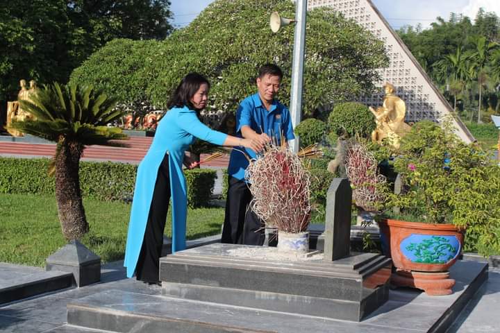 20 Đoàn công tác của Tổng LĐLĐ VN dâng hương tưởng niệm các anh hùng liệt sĩ tại Điện Biên 03