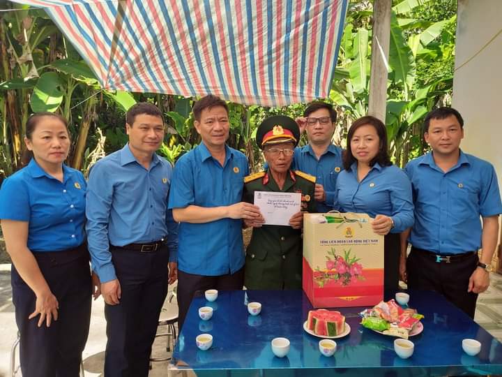 20 Đoàn công tác của Tổng LĐLĐ VN dâng hương tưởng niệm các anh hùng liệt sĩ tại Điện Biên 06