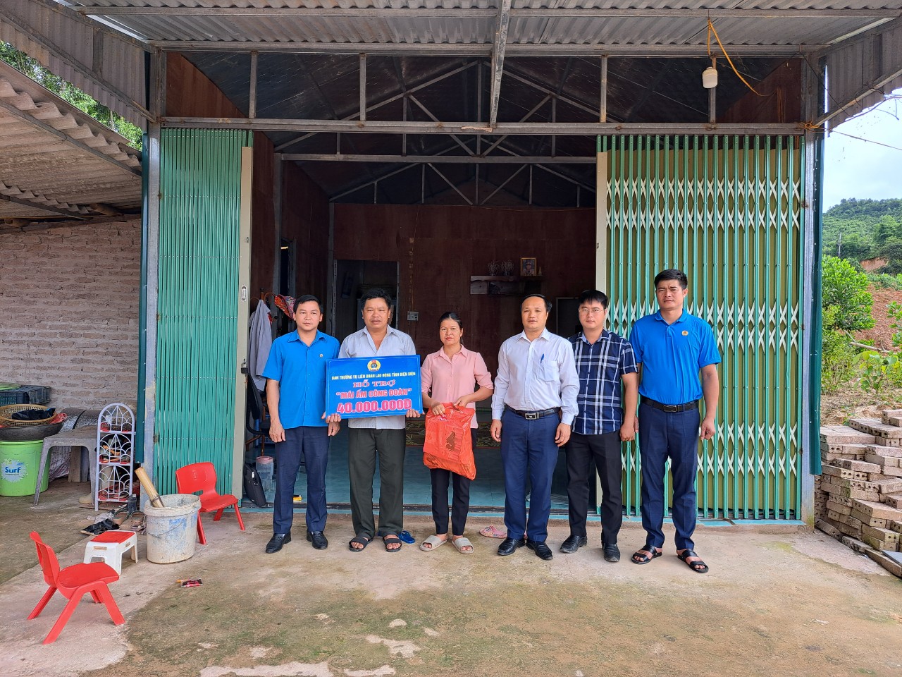 38 LĐLĐ tỉnh Điện Biên trao 200 triệu đồng hỗ trợ làm nhà Nam po 02