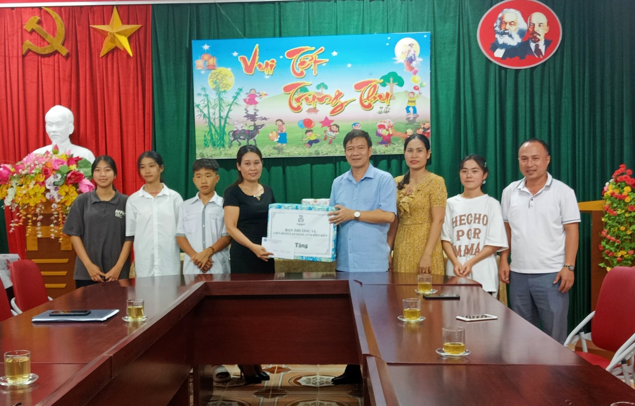 53 tin Lãnh đạo Liên đoàn Lao động tỉnh thăm và tặng quà thiếu niên nhi đồng dịp Tết Trung thu 2022 02