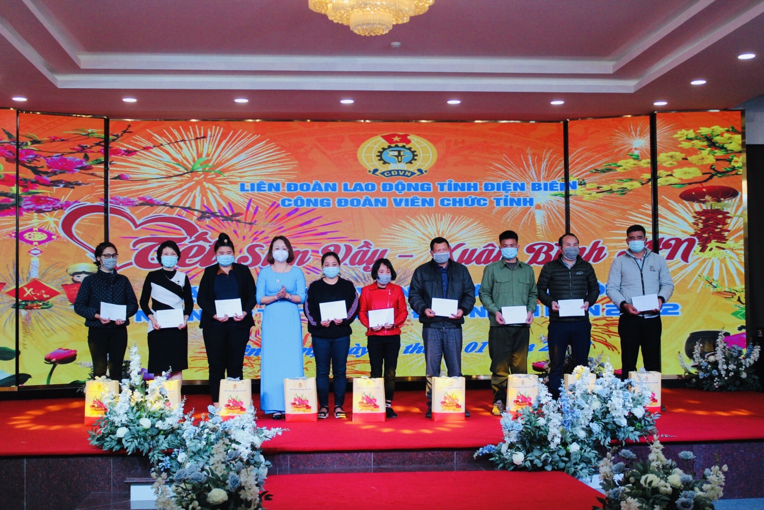 Đồng chí Trần Thị Thu Hằng - Chủ tịch CĐVC tỉnh Điện Biên trao quà “Tết sum vầy”cho công nhân lao động
