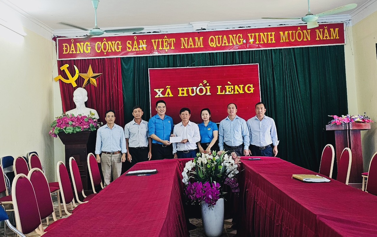 Liên đoàn Lao động huyện Mường Chà thăm hỏi, tặng quà đoàn viên, người lao động có hoàn cảnh khó khăn nhân dịp kỷ niệm 95 năm ngày thành lập Công đoàn Việt Nam 03