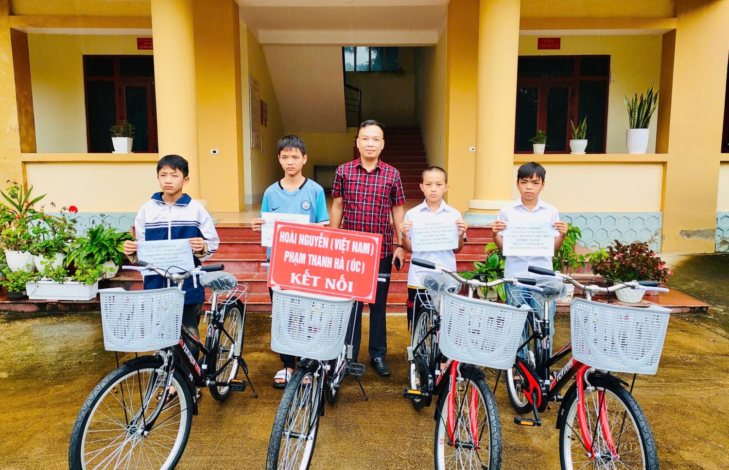 Dien Bien Dong Trao tặng xe đạp cho các em học sinh có hoàn cảnh khó khăn 01