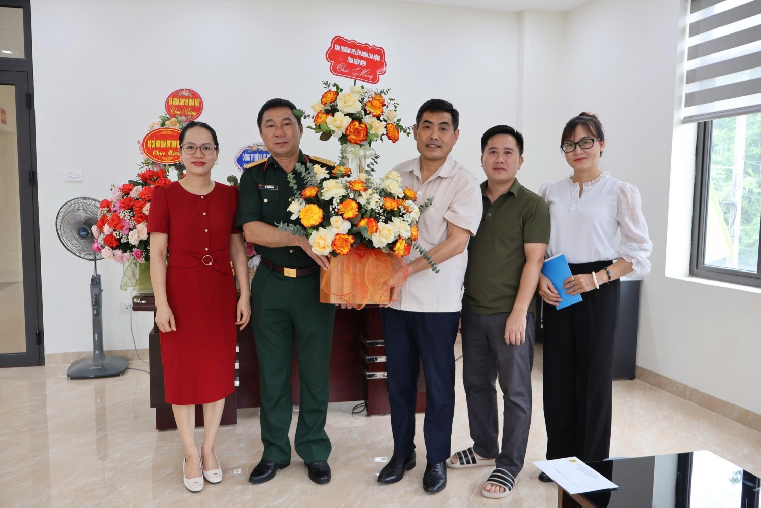 3 anh 4